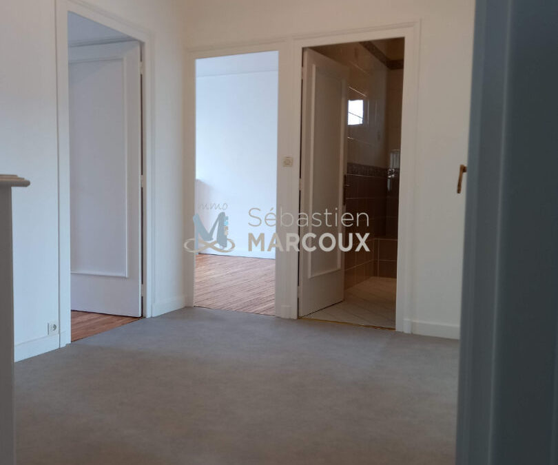 Appartement  F4  (103.90m2 hab)  (Terrasse 29.40 m2)  (1 balcon 2.32 m2) 2 places de parking Saint-Priest-en-Jarez