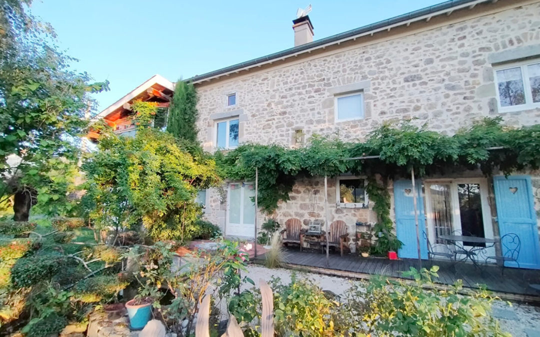 Saint Bonnet Le Courreau Maison en pierre d’exception à 15 min de Montbrison comprenant 1 local professionnel et un atelier d’artiste