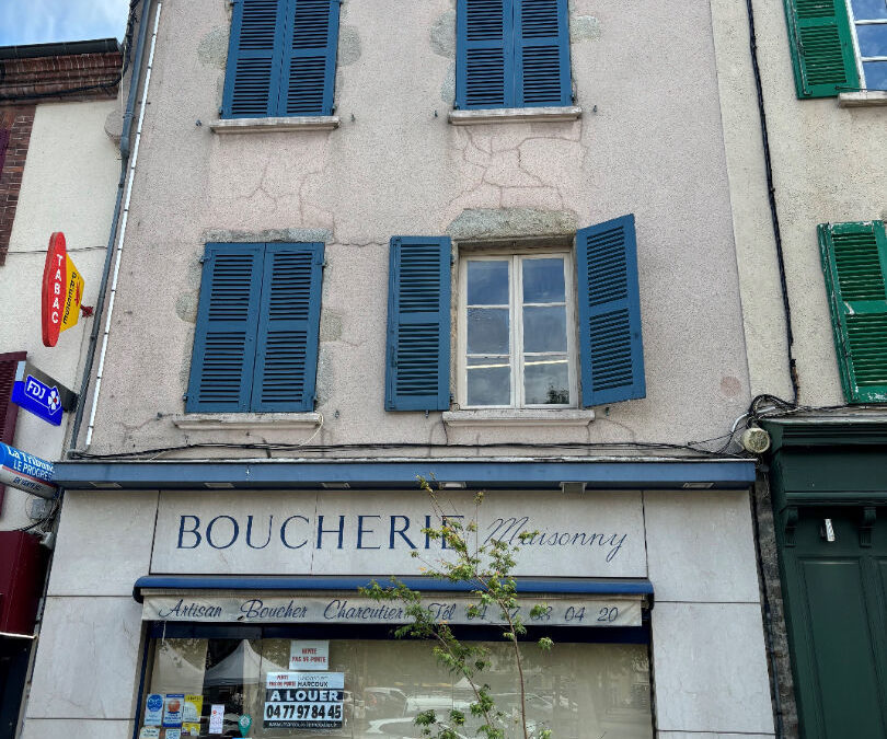 MONTBRISON LOCAL COMMERCIAL 146.87 m2  SUR TROIS NIVEAUX