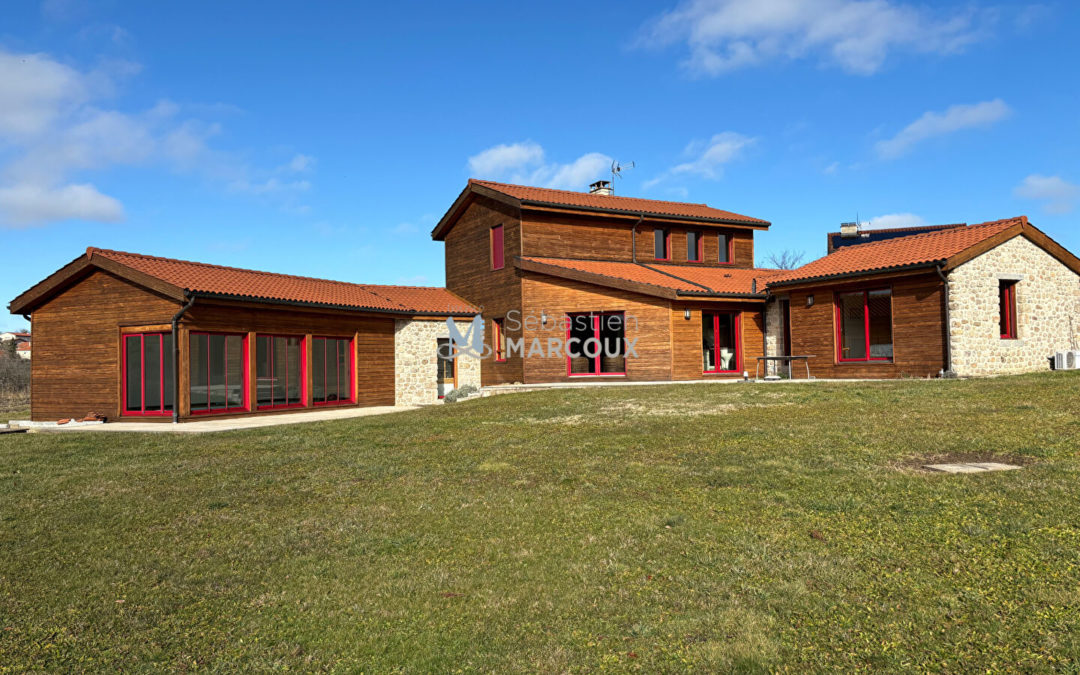 Maison F5 2003 belles prestations, vue dégagée, terrain, piscine intérieure